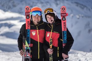 Lucien und Noemi mit Teamjacke, Völkl Skiern, Leki Stöcken und Uvex Helm und Brillen